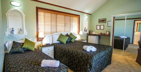 Ainslie Manor Bed And Breakfast - Redcliffe Tourism 0