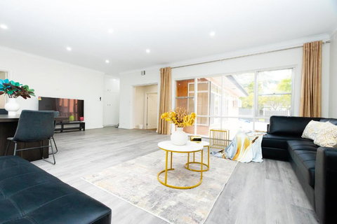 Adelaide Escape And Business-3Bath Full Kitchen Fast Wifi 3TV-for Large Families And Group - Redcliffe Tourism 0