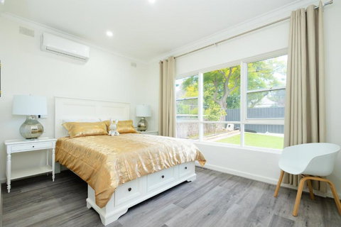 Adelaide Escape And Business-3Bath Full Kitchen Fast Wifi 3TV-for Large Families And Group - Redcliffe Tourism 1