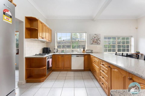 Aircabin - Blakehurst - Spacious - 5 Beds House - Redcliffe Tourism 2