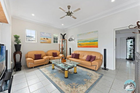 Aircabin - Blakehurst - Spacious - 5 Beds House - Redcliffe Tourism 3
