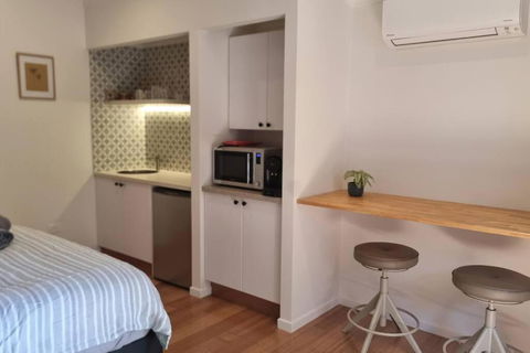 Alcorn Garden Studio Main House Attached-Dog Friendly 2 Mins Walk To Beach - Redcliffe Tourism 2