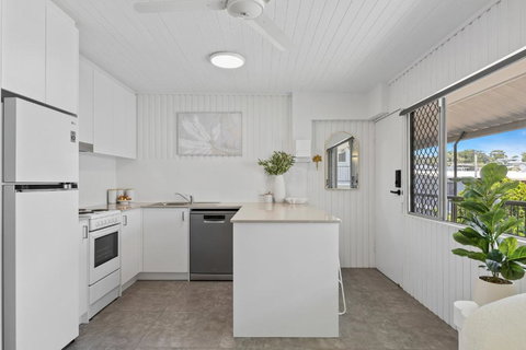 Alex Beachside Pet Friendly 2 Bed Apartment - Redcliffe Tourism 3