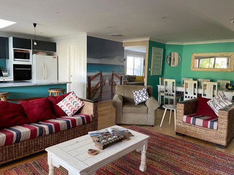 ALLE21 - Barefeet - Redcliffe Tourism 1