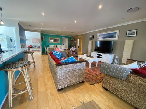 ALLE21 - Barefeet - Redcliffe Tourism 0