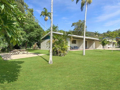 Alma Bay Holiday Unit 2 - Redcliffe Tourism 0