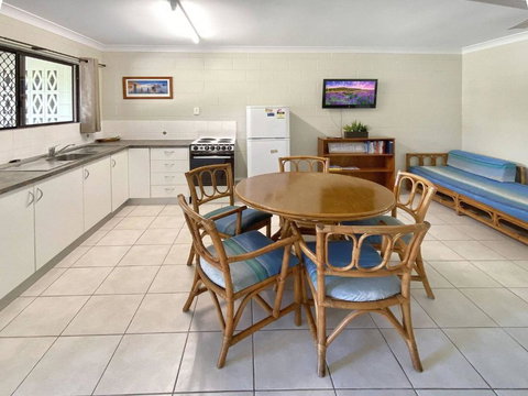 Alma Bay Holiday Unit 2 - Redcliffe Tourism 4