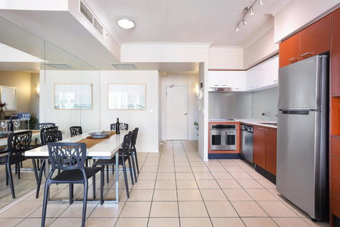 Amazing Chevron Heart Of Surfers Apartment - Redcliffe Tourism 1