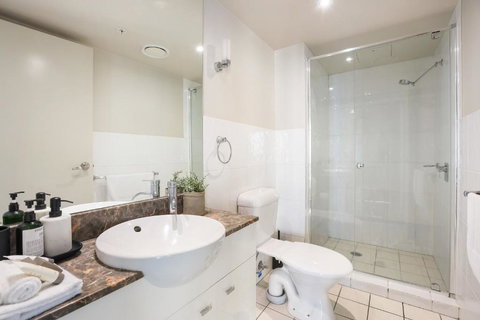 Amazing Chevron Heart Of Surfers Apartment - Redcliffe Tourism 2