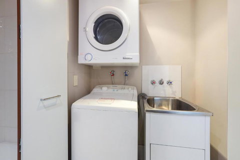 Amazing Chevron Heart Of Surfers Apartment - Redcliffe Tourism 3