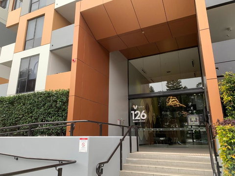 Amazing 1 Bedroom Apt With Large Living & Extra Sleeping Space -up To 5 Ppl Plus Gym Jacuzzi Spa Pool Sauna And Garden With BBQ - Redcliffe Tourism 3