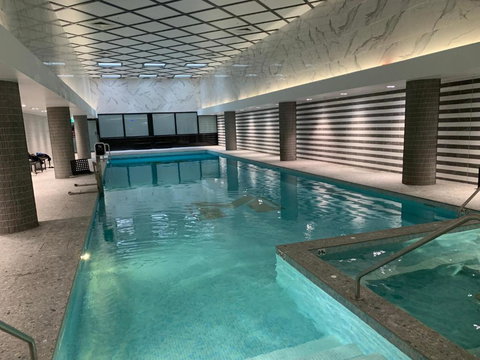 Amazing 1 Bedroom Apt With Large Living & Extra Sleeping Space -up To 5 Ppl Plus Gym Jacuzzi Spa Pool Sauna And Garden With BBQ - Redcliffe Tourism 2