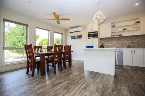 Amber Mist Villa - Two - Redcliffe Tourism 3