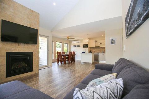 Amber Mist Villa - Two - Redcliffe Tourism 2