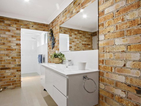 Amersham - Redcliffe Tourism 4