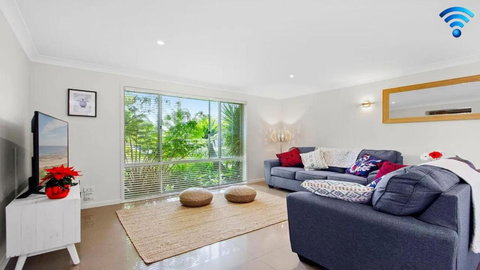 Amersham - Redcliffe Tourism 0