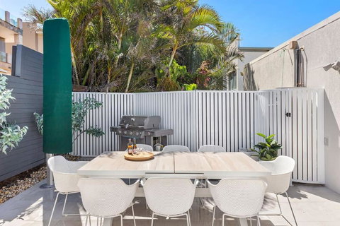 An Oasis By The Beach With Ocean Views Daybed BBQ - Redcliffe Tourism 4