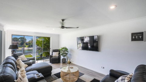 Anchorage Waterfront Unit In Yamba - Redcliffe Tourism 3
