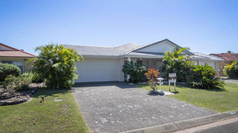 Anchorage Waterfront Unit In Yamba - Redcliffe Tourism 1
