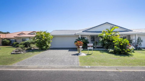 Anchorage Waterfront Unit In Yamba - Redcliffe Tourism 0