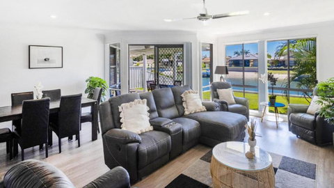 Anchorage Waterfront Unit In Yamba - Redcliffe Tourism 2