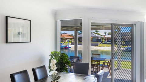Anchorage Waterfront Unit In Yamba - Redcliffe Tourism 4