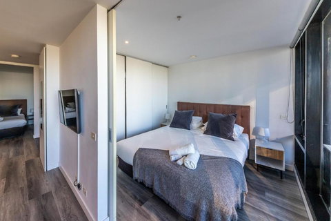 Aura2107, 2 Bedroom Apartment With Balcony, Stunning Yarra River And City Views - Redcliffe Tourism 4