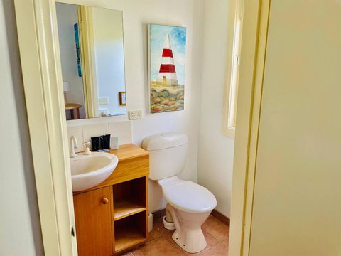 Artist Apartment Between Beach And Main - Redcliffe Tourism 4