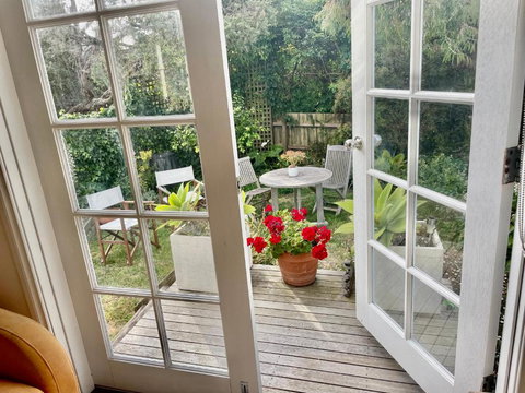 Artist Apartment Between Beach And Main - Redcliffe Tourism 1