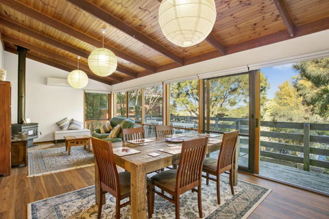 Apollo Bay People N Paws - Redcliffe Tourism 0