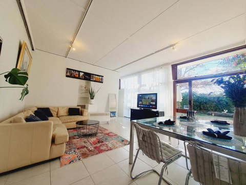 Architectural Bright Open 2B&1B Home With A Private Garden At Yarralumla - Redcliffe Tourism 3