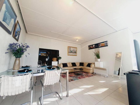 Architectural Bright Open 2B&1B Home With A Private Garden At Yarralumla - Redcliffe Tourism 4