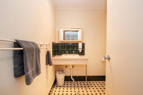 Ardrossan Hotel Motel - Redcliffe Tourism 4