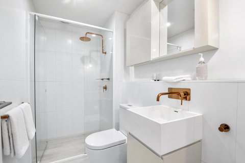 Artistic Urban Getaway Just Off Smith Street! - Redcliffe Tourism 4