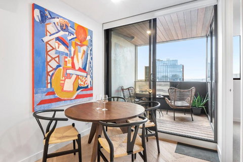 Artistic Urban Getaway Just Off Smith Street! - Redcliffe Tourism 1