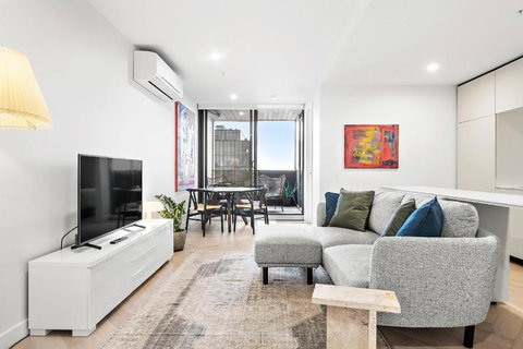 Artistic Urban Getaway Just Off Smith Street! - Redcliffe Tourism 0