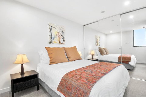 Artistic Urban Getaway Just Off Smith Street! - Redcliffe Tourism 2