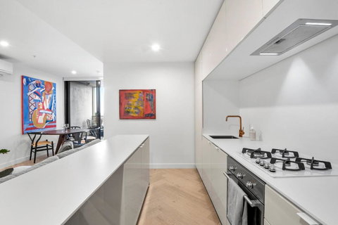 Artistic Urban Getaway Just Off Smith Street! - Redcliffe Tourism 3