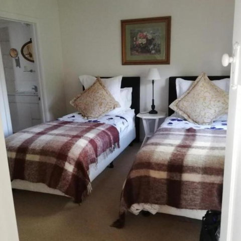 Astley Cottage - Redcliffe Tourism 1