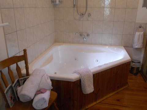 Astley Cottage - Redcliffe Tourism 3