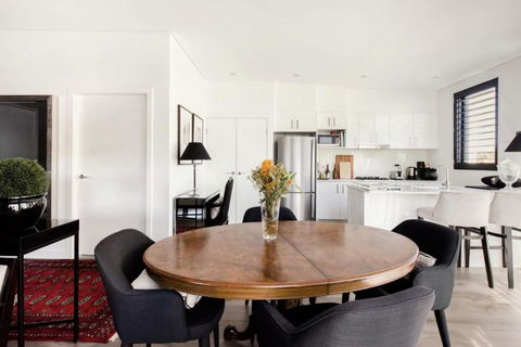 B312S - Luxury Waverton Apartment - Redcliffe Tourism 2