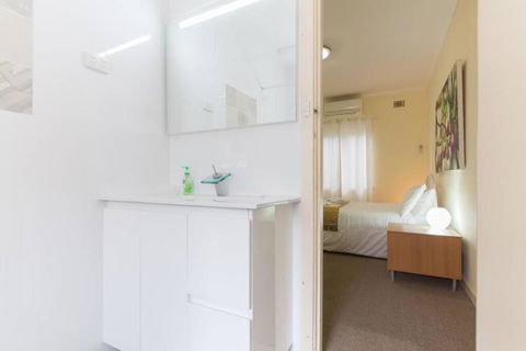 B5 Crawley Apartment 1 BRM & Sleepout Near UWA - Redcliffe Tourism 2
