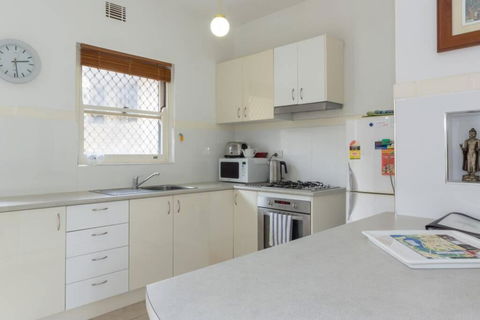 B6 Crawley Apartment 1 BRM & Sleepout Near UWA - Redcliffe Tourism 3