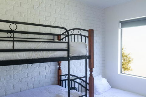 BAY PROPERTIES . Beach Street - Redcliffe Tourism 4