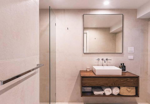 BAY PROPERTIES . Bridgewood - Redcliffe Tourism 4