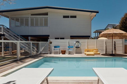 BAY PROPERTIES . The Sailor Shack - Redcliffe Tourism 0