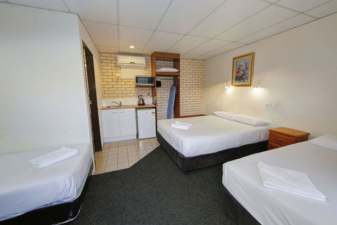 Chalet Motor Inn - Redcliffe Tourism 17