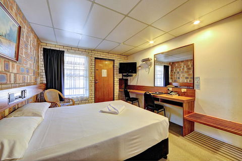 Chalet Motor Inn - Redcliffe Tourism 15