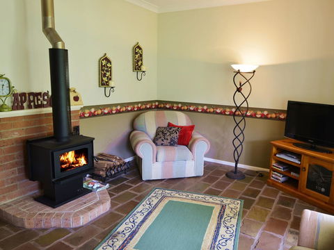 Apple Tree Cottage Montville - Redcliffe Tourism 4