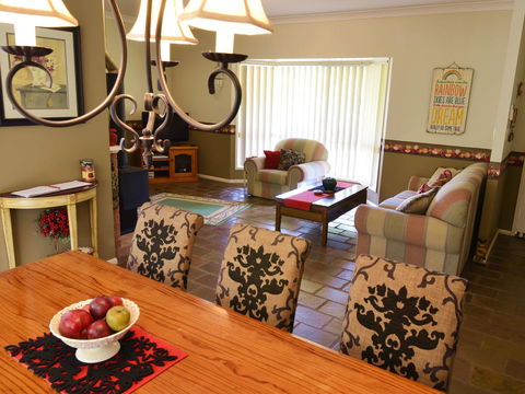 Apple Tree Cottage Montville - Redcliffe Tourism 5